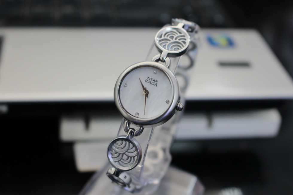 Chi tiết đồng hồ Titan nữ 2512SM01