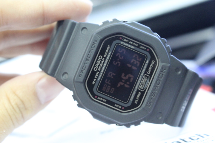Chi tiết mặt đồng hồ Casio nam G-Shock DW-5600MS-1DR