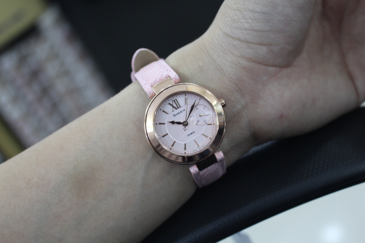 Vẻ đẹp nhẹ nhàng của đồng hồ nữ Casio Sheen SHE-3051PGL-4AUDR