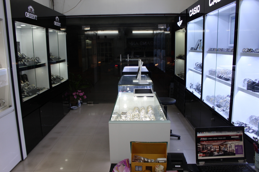 hình ảnh cửa hàng đồng hồ JPwatch với nhiều mẫu đồng hồ nam dây da